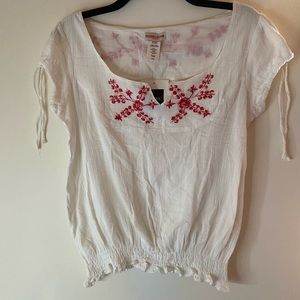 🆕 Guess Size Medium Embroidered White Top